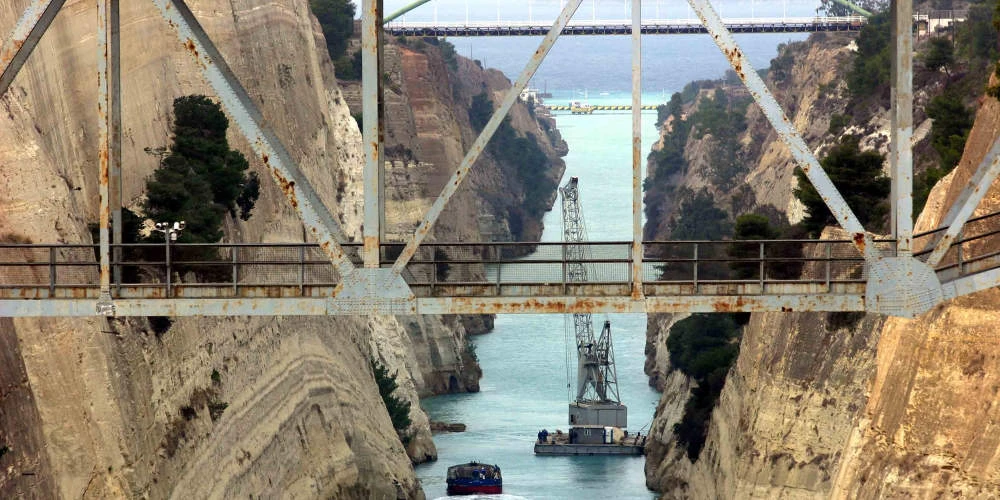 Δεν έχει ξαναγίνει! Πρωτοφανείς εικόνες: Έκλεισε λόγω κατολίσθησης η διώρυγα της Κορίνθου